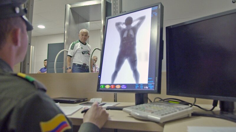 BOGOTA, COLOMBIA- An official controlling the Body Scan. – Bild: port.hu