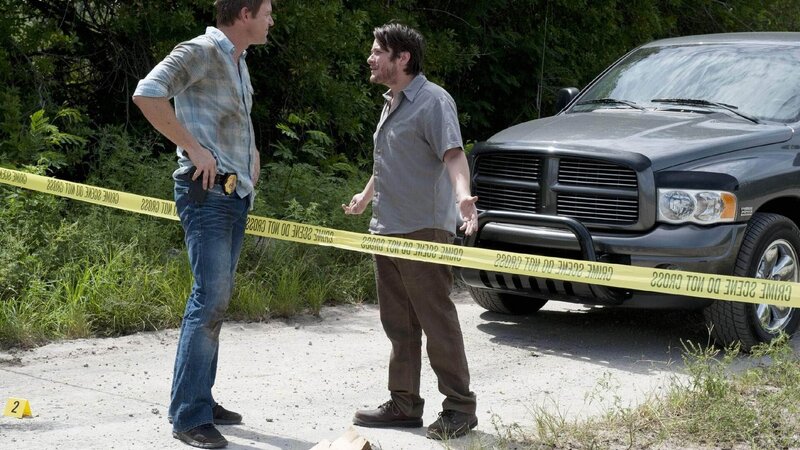 Jim (Matt Passmore, l.) spricht mit Wayne Balldinger alias Way N.E. Bey (Edward Furlong), der sich offenbar mit faulen Methoden ein Grundstück unter den Nagel reißen wollte. Hat er Connie Simpson umgebracht? – Bild: TVNOW