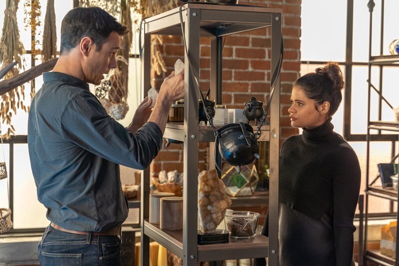 Harry Greenwood (Rupert Evans, l.); Mel Vera (Melonie Diaz, r.) – Bild: The CW Network, LLC.