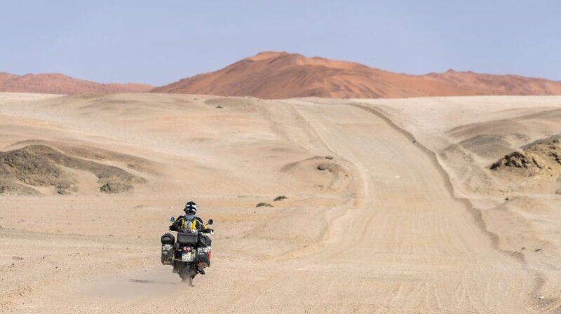 Eine Herausforderung selbst für erfahrene Motorradfahrer (Daniel Rintz) ist Sand unter den Rädern, wie hier in der bolivianischen Wüste. – Bild: MDR/Daniel Rintz u. Josephine Floh Eine Herausforderung selbst für erfahrene Motorradfahrer (Daniel Rintz) ist Sand unter den Rädern, wie hier in der bolivianischen Wüste. – Bild: MDR/Daniel Rintz u. Josephine Floh