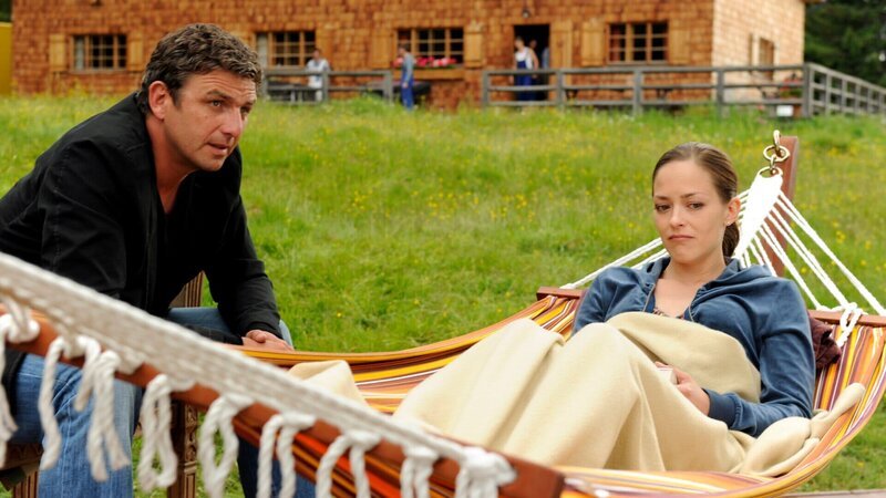 Martin Gruber (Hans Sigl, l.) muss Lisa Kleinert (Janina Flieger, r.) eine Diagnose übermitteln, die schwerwiegende Konsequenzen hat. – Bild: ZDF und Thomas R. Schumann
