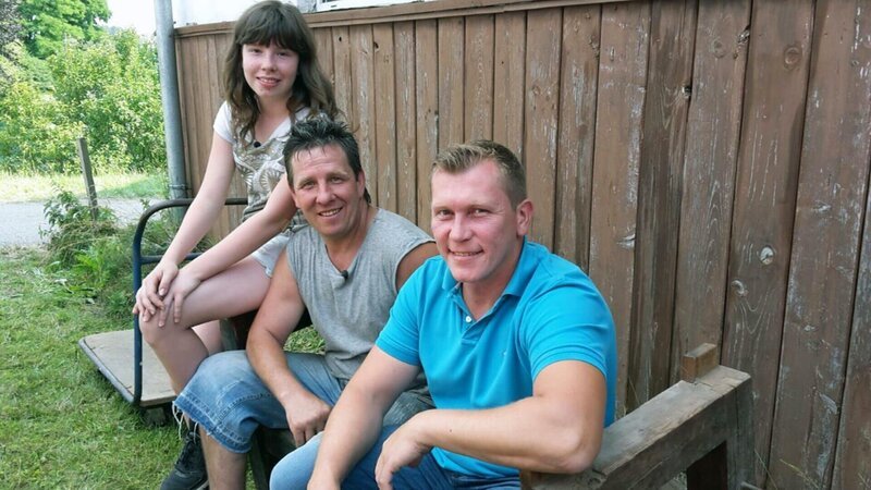 Foto, v.li.n.re.: Jasmin, Peter und Trödelprofi Otto Schulte – Bild: RTL Zwei