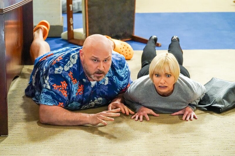 Andy (Will Sasso, l.); Jill (Jaime Pressly, r.) – Bild: ORF/​Tele-München/​Warner/​CBS/​Robert Voets