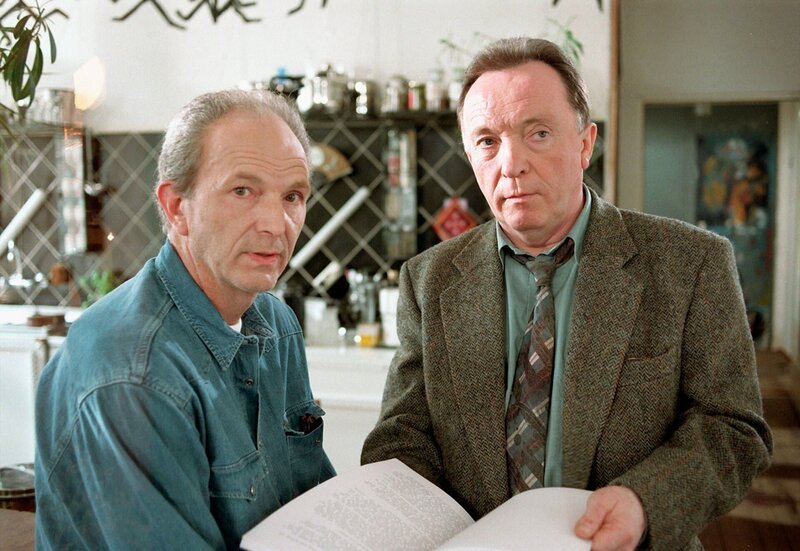 Paul Winter (Michael Gwisdek) und Kommissar Ehrlicher (Peter Sodann). – Bild: MDR