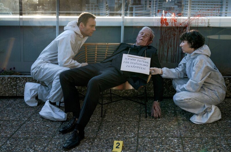 Nina Rubin (Meret Becker) und Robert Karow (Mark Waschke, li.) finden Klaus Keller (Rolf Becker) an seinem 90. Geburtstag tot auf. Um seinen Hals hängt eine seltsame Nachricht. – Bild: RBB/​Stefan Erhard