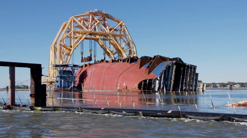 Die gekenterte „Golden Ray“ hat über 4000 Autos an Bord, die einzeln geborgen werden müssen. – Bild: Phoenix/​ZDF/​Renowned Films Limite