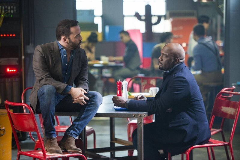 Sind beide überzeugt, dass der Falsche für den Mord an Mia Tanner im Gefängnis sitzt: Jeffrey Tanner (Jeremy Piven, l.) und Detective Tommy Cavanaugh (Richard T. Jones, r.) … – Bild: CBS Broadcasting, Inc. /​ Diyah Pera