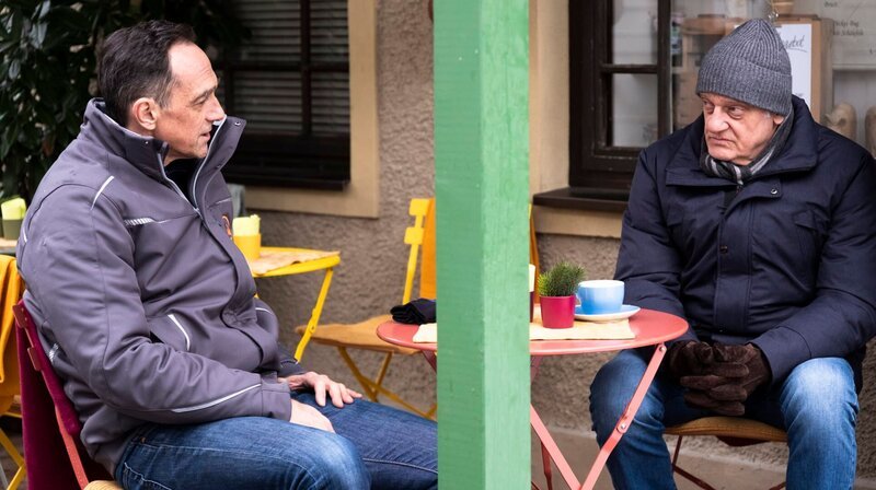 Joseph (Michael Vogtmann) sagt Mike (Harry Blank), dass er nicht dauerhaft für Annalena einspringen kann. – Bild: BR/​Lena Semmelroggen