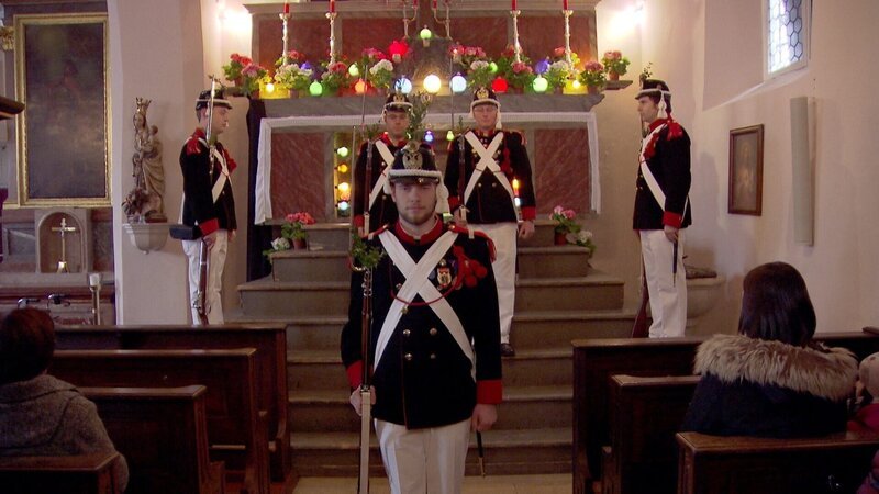 Heringsschmaus, Aschenkreuz, Fastentücher – das Ende des lauten Faschings und der Beginn der enthaltsameren Zeit haben sich gerade auf dem Land tief in das heimische Traditionsbewusstsein gegraben. Zum heurigen Aschermittwoch erklärt ORFIII in dieser Neuproduktion, welche Fastenriten es in den einzelnen Bundesländern gibt und wie sie gelebt werden. Gestalterin Marion Flatz zeigt unter anderem das Verhängen der Altarbilder mit violetten Tüchern in Kärntner Pfarren, ein Fastenrezept aus der Klosterküche des Stiftes Geras im Waldviertel und wie die Franziskanermönche im burgenländischen Frauenkirchen den Aschermittwoch begehen. Fasten ist heutzutage nicht nur mehr religiös unterlegt, sondern wird von vielen auch zum inneren Ausgleich praktiziert. – Bild: ORF Heringsschmaus, Aschenkreuz, Fastentücher – das Ende des lauten Faschings und der Beginn der enthaltsameren Zeit haben sich gerade auf dem Land tief in das heimische Traditionsbewusstsein gegraben. Zum heurigen Aschermittwoch erklärt ORFIII in dieser Neuproduktion, welche Fastenriten es in den einzelnen Bundesländern gibt und wie sie gelebt werden. Gestalterin Marion Flatz zeigt unter anderem das Verhängen der Altarbilder mit violetten Tüchern in Kärntner Pfarren, ein Fastenrezept aus der Klosterküche des Stiftes Geras im Waldviertel und wie die Franziskanermönche im burgenländischen Frauenkirchen den Aschermittwoch begehen. Fasten ist heutzutage nicht nur mehr religiös unterlegt, sondern wird von vielen auch zum inneren Ausgleich praktiziert. – Bild: ORF