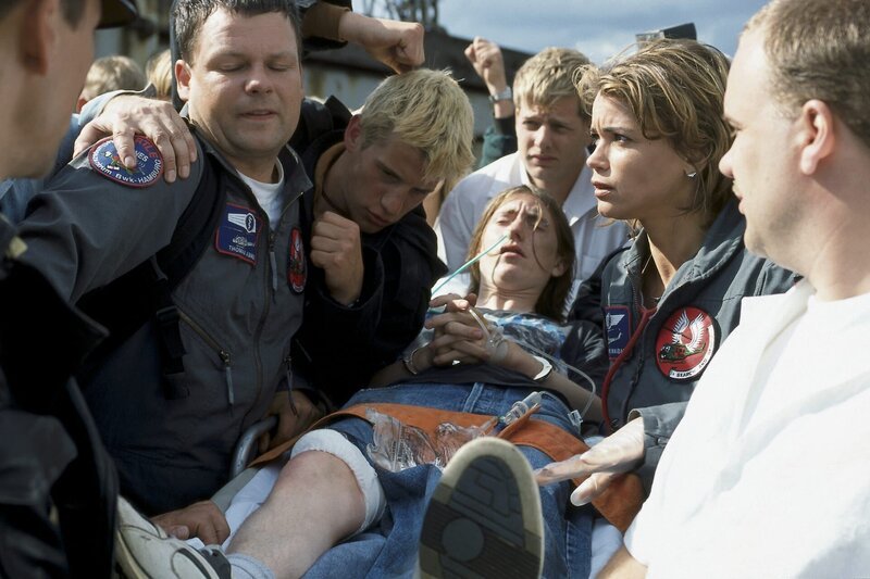 Search and Rescue ist das Motto der „Rettungsflieger“: Doch das ist nicht immer leicht für Sanitäter Thomas (Ulrich Bähnk, 2.v.l.) und Notärztin Maren (Gerit Kling, 2.v.r.). Sie müssen den verwundeten Polizistenmörder (Martin Sukale, M.) vor der aufgebrachten Menge retten. – Bild: ZDF und Boris Laewen