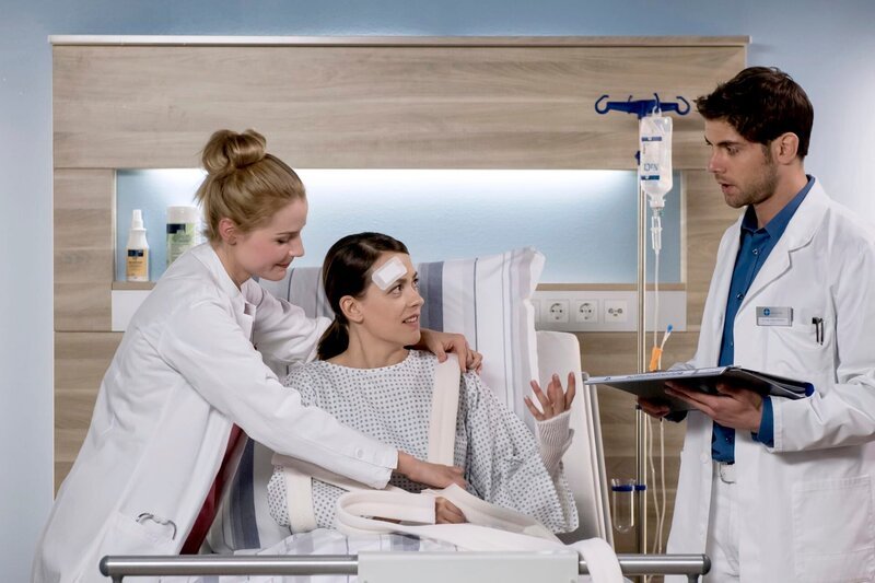 Nachdem während der Narkose ihr Blutzucker abgesackt ist, vermutet Dr. Ahrend bei Carolin Körner als Ursache Diabetis. Carolin sind in der Vergangenheit tatsächlich Symptome für Diabetis aufgefallen. Dr. Ahrend wird sie daraufhin untersuchen. V.l.n.r. Julia Berger (Mirka Pigulla), Carolin Koerner (Janina Flieger), Dr. Niklas Ahrend (Roy Peter Link). – Bild: WDR/​ARD/​Jens Ulrich Koch