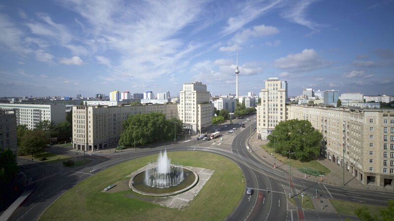 Strausberger Platz in Berlin mit Blick auf den Fernsehturm – Bild: Iliade Productions