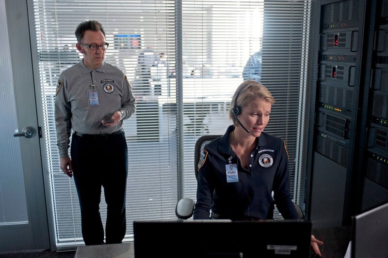 Harold Finch (Michael Emerson) und Sandra Nicholson (Melissa Sagemiller – Bild: John Paul Filo /​ CBS /​ CBS ENTERTAINMENT /​ ©2013 CBS Broadcasting Inc. All Rights Reserved.
