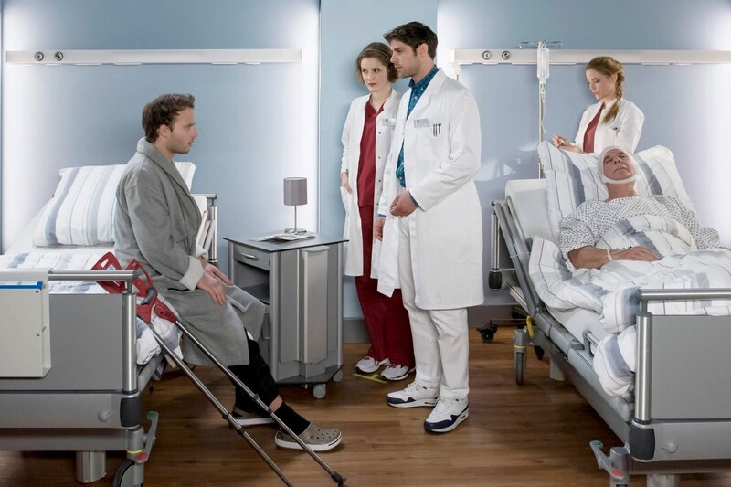 Als Dr. Ahrend und Elly Winter mit Alexander Scholz über seine Diagnose sprechen, wird der Mann in sein Zimmer geschoben, den Alexander schon auf dem Gang wiedererkannt hat. Zufällig heisst er auch Scholz, genau wie Alexander. V.l.n.r.: Alexander Scholz (Hauke Diekamp), Elly Winter (Juliane Fisch), Dr. Niklas Ahrend (Roy Peter Link), Julia Berger (Mirka Pigulla), Herbert Scholz (Thomas Meinhardt). – Bild: ARD/​Jens Ulrich Koch