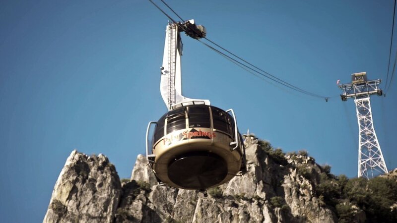 Die Instandhaltung von Seilbahnen erfordert von den Technikern höchste Konzentration. – Bild: SRF