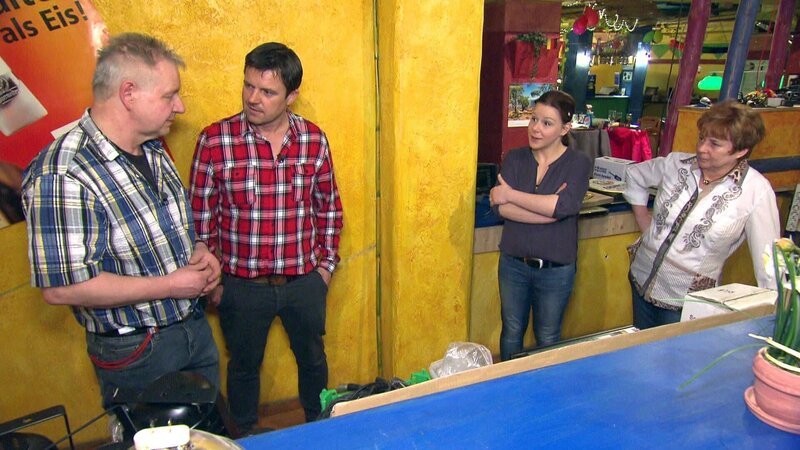 Nach elf Jahren wurde Familie Wolff der Pachtvertrag für ihre Bowlingbahn gekündigt. Nun müssen Martin, Ursula und Tochter Nadine in nur drei Monaten ihre komplette Existenz auflösen. Marco Heuberg (2.v.li.) hilft der Familie bei ihrem Neustart. – Bild: RTL II