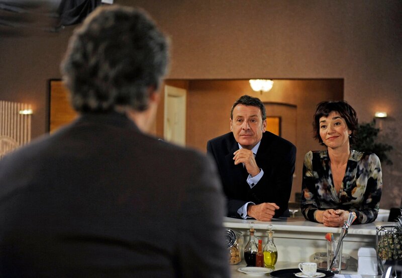 ARD ROTE ROSEN FOLGE 1399. Merle (Anja Franke, r.) und Gunter (Hermann Toelcke, M.) möchten gerne wissen, was Jan (Timothy Peach, l.) wirklich in Lüneburg vor hat. – Bild: ARD/​Nicole Manthey