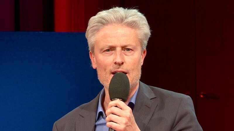  „Die Tafelrunde“: Florian Scheuba. – Bild: ORF/​ORF III