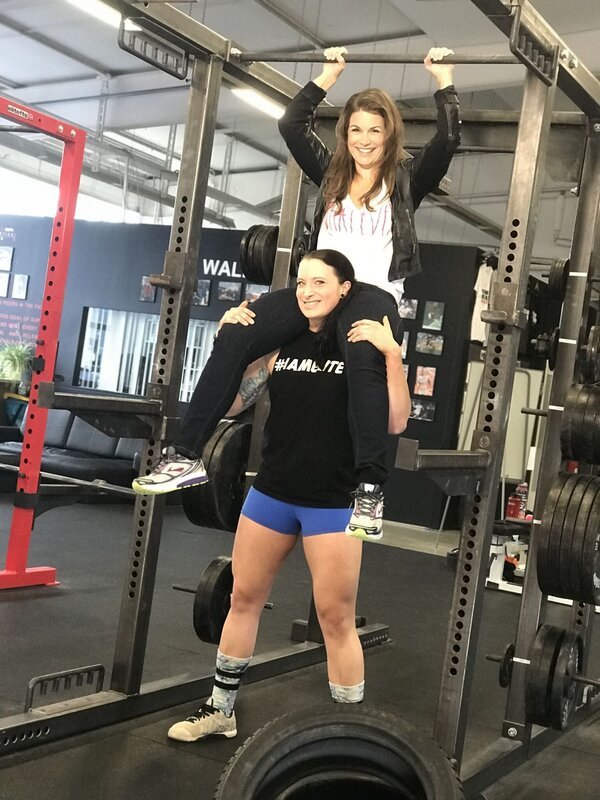 Die stärkste deutsche Frau Europas Sandra Bradley (29) trägt Moderatorin Claudia Pupeter auf ihren Schultern. – Bild: BR/​south & browse GmbH/​Alexandra Schleicher