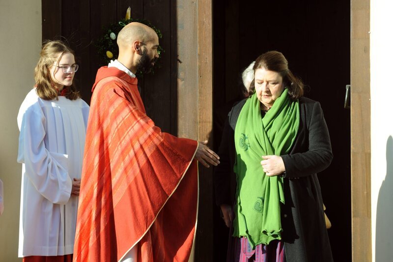 Als Naveen (Markus Subramaniam) Monika (Christine Reimer) vor der Kirche die Hand schüttelt, schaut sie ihm nicht in die Augen. – Bild: BR/​Marco Orlando Pichler