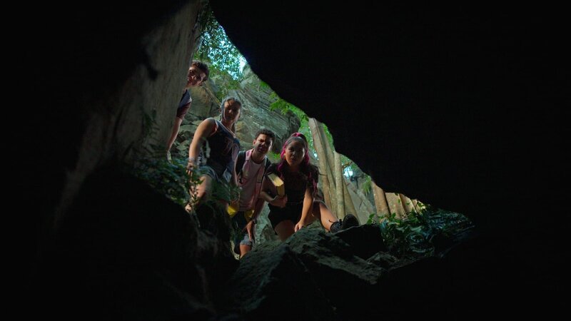 v.li.: Ellis Grouch (Ryan Yeates), Meesha Rai (Inessa Tan), Nori Harlow (Noah Akhigbe), Lila Gray (Izellah Connelly) – Bild: Paramount