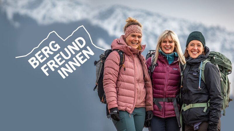 Key Visual Sendereihenbild mit Typo zu „Die Bergfreundinnen“. Die Bergfreundinnen (von links) Kaddi, Toni und Cathi machen sich zu einem ganz besonderen Berg-Abenteuer auf: Bei einer neu geplanten und selbst organisierten Alpenüberquerung wandern sie von Oberstdorf durch vier Länder auf den Spuren der ersten Alpinistinnen und treffen unterwegs inspirierende Bergfrauen. Ihr Ziel: der Comer See in Italien. – Bild: Jens Scheibe, Montage: BR /​ BR /​ BR/​Jens Scheibe/​Montage: BR