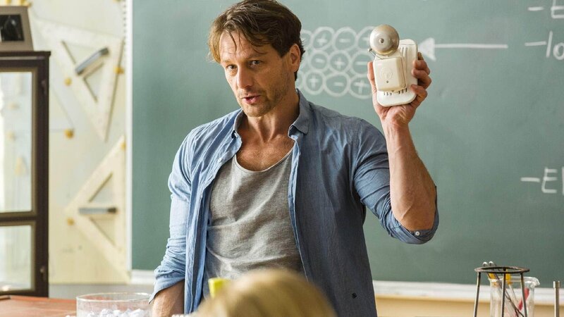 Stefan (Hendrik Duryn) im Chemieunterricht. – Bild: TVNOW /​ Frank Dicks