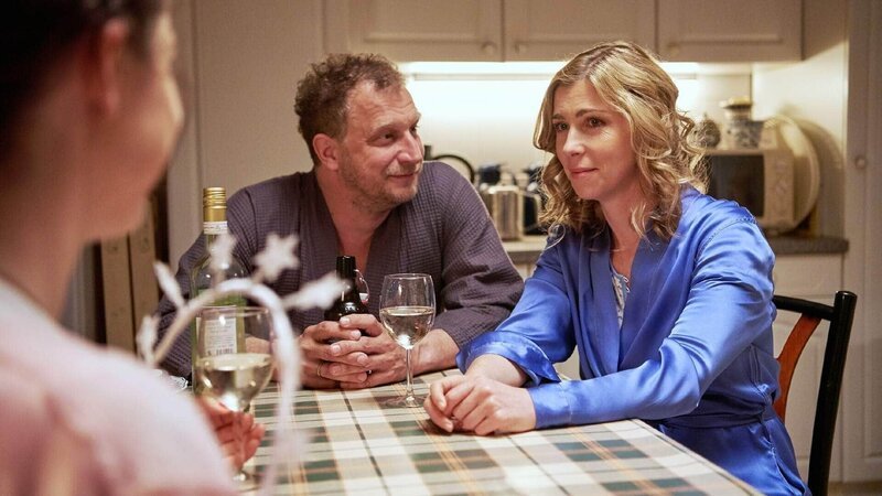 Magda (Verena Altenberger, l.) spricht mit Tobias (Matthias Komm) und Cornelia (Brigitte Zeh) über deren Tochter Leah. – Bild: RTL /​ Reiner Bajo