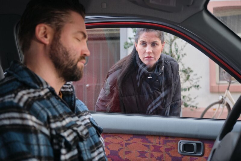 Sina (Valea Scalabrino) fällt es schwer, Bambis (Ben Heinrich) Wunsch nach Abstand zu respektieren. – Bild: RTL /​ Stefan Behrens
