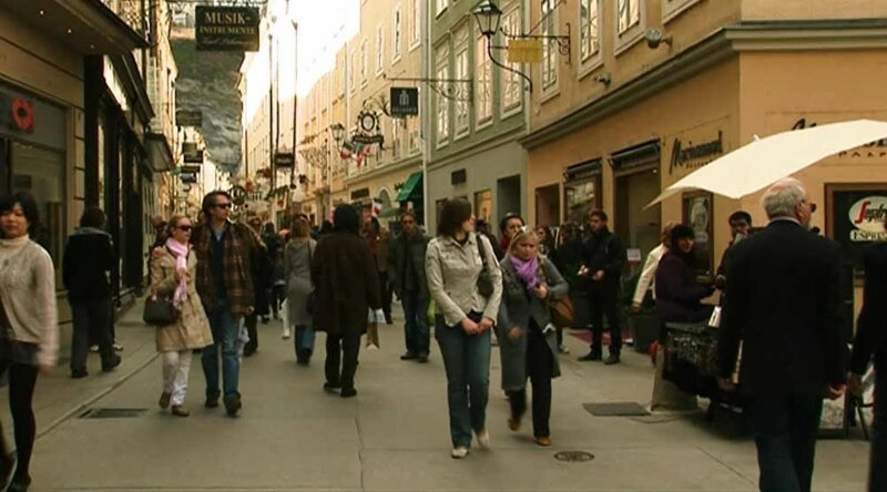 In der Getreidegasse in Salzburg drängen sich die Touristen. – Bild: BR/​Werner Teufl