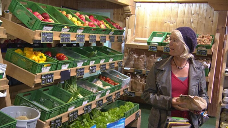 Der Eggenfeldener Bauernmarkt wird von Landwirten aus der Umgebung beliefert. – Bild: BR
