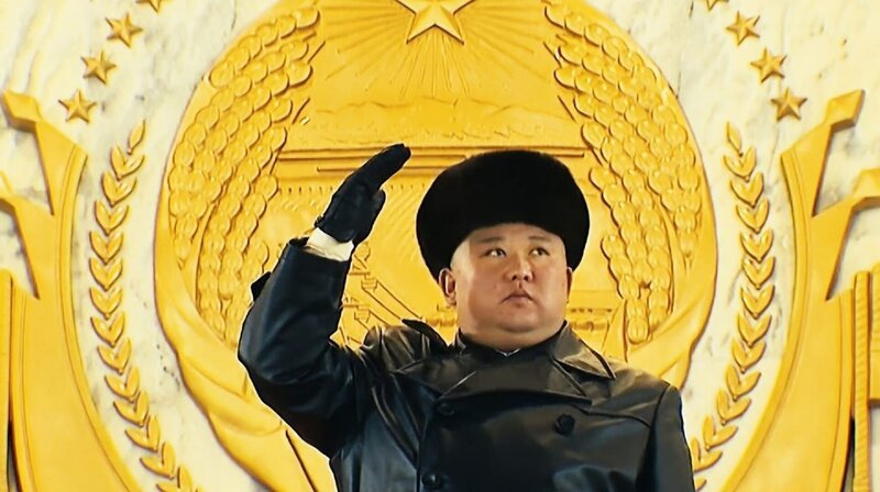 Kim Jong-un: Der dritte Machthaber der Kim-Dynastie ist der unangefochtene Herrscher Nordkoreas. – Bild: Phoenix/​ZDF/​KRT Propaganda North Ko