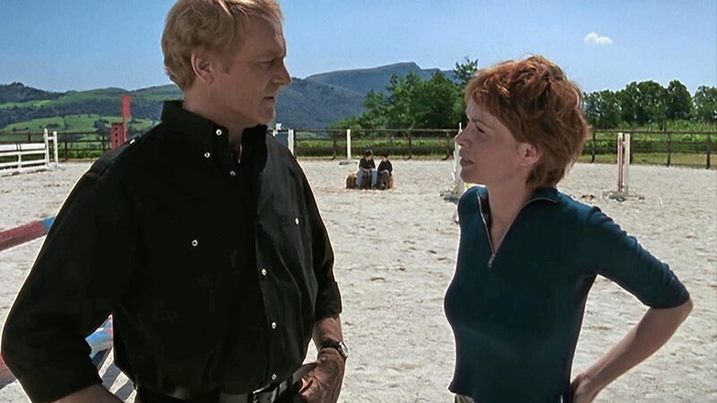 Don Matteo spricht mit der Pferdetrainerin Sara (Terence Hill, Elisabetta Cavallotti, v.l.) – Bild: Bibel TV