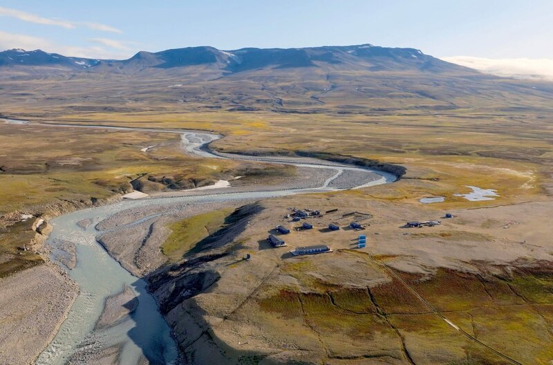 Im Tal der Forschungsstation Zackenberg in Grönland gibt es nur drei Monate im Jahr keinen Schnee – eine kurze Zeitspanne, um wissenschaftliche Daten zu erheben. – Bild: Alan Hill/​BLP WW