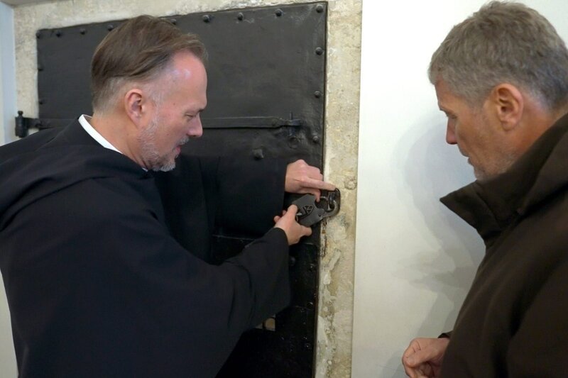 Pater Nikolaus Schachtner (l.) und Karl Hohenlohe. Pater Nikolaus führt Moderator Karl Hohenlohe durch weitere Teile der Augustinerkirche. – Bild: ORF/​Embfilm