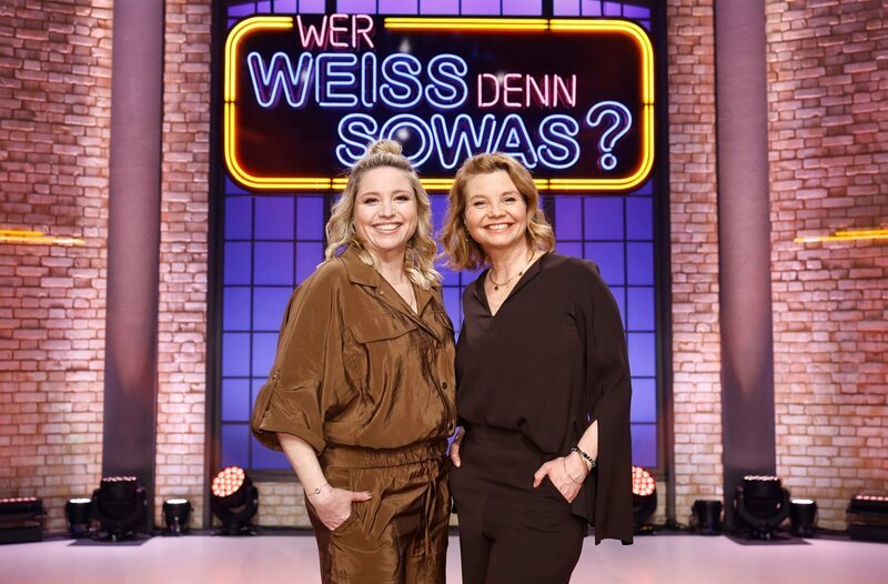 Die Schwestern Caroline Frier (l.) und Annette Frier (r.), beide Schauspielerinnen, treten bei „Wer weiß denn sowas?“ gegeneinander an. – Bild: ARD/​Morris Mac Matzen