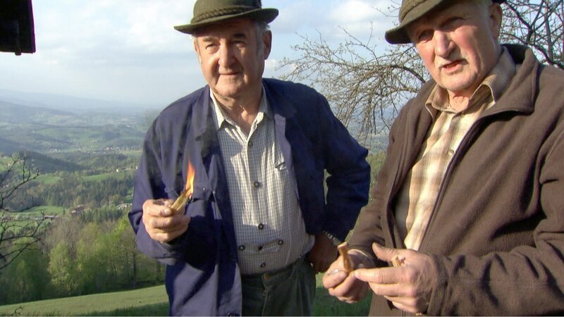 Männer mit Kienspänen für Osterkreuz. – Bild: ORF/​Wolfgang Niedermair