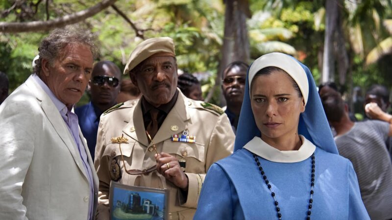 ARD Degeto DAS TRAUMHOTEL, „Tobago“, Die engagierte Nonne und Ärztin Verena (Sandra Speichert) ist außer sich, dass es ihr und Markus Winter (Christian Kohlund, li) einfach nicht gelingen will, den Gouverneur von Tobago (Ron Williams) von der Wichtigkeit der Klinik zu überzeugen. – Bild: ARD Degeto/​Lisa Film/​S. Zeitlinger