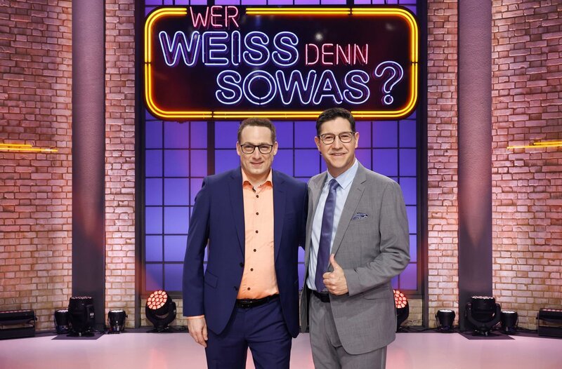 Die beiden „Jäger“ der ARD-Sendung „Gefragt – Gejagt“, Dr. Manuel Hobiger (l.) und Sebastian Jacoby (r.). – Bild: ARD/​Morris Mac Matzen