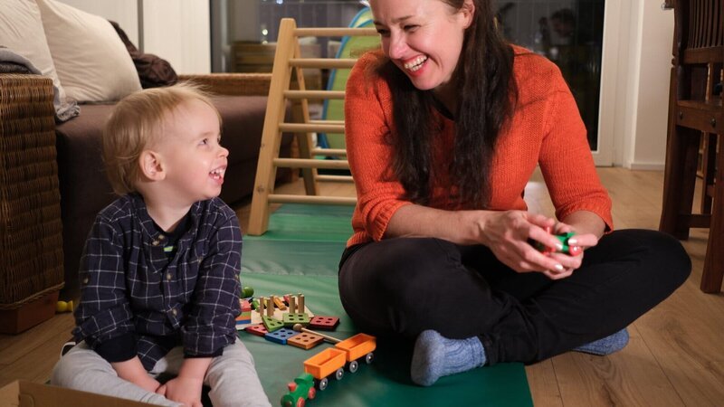 Mithilfe von JUNO hat Claudia Auer-Welsbach eine leistbare und gemeinschaftliche Wohnung für sich und ihren Sohn gefunden. – Bild: Honorarfrei – nur für diese Sendung inkl. SocialMedia bei Nennung ZDF und Viktoria Timkanicova.