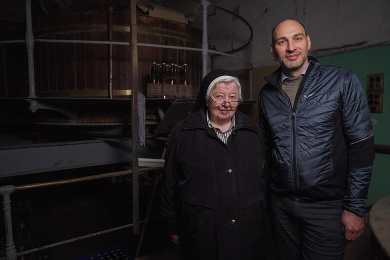 Schwester Roswitha Otter und Franz Linner im Kloster Au am Inn. – Bild: Ivo Yordanov /​ BR