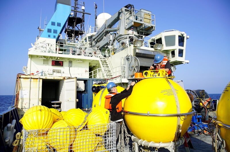 Mit akustischer Überwachungstechnik werden die täglichen Wanderungen von Meerestieren dokumentiert – von der Oberfläche bis in über 600 Meter Tiefe. – Bild: Rob Myler/​BLP WW