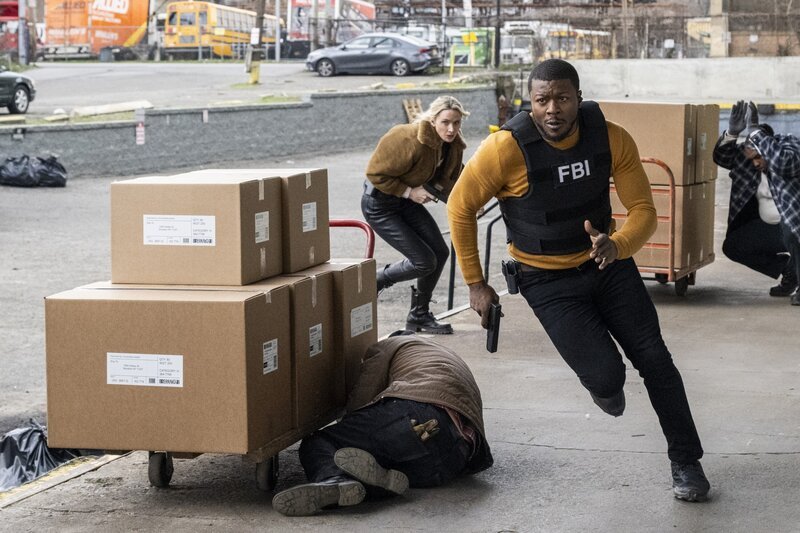 Shantel VanSanten als Special Agent Nina Chase und Edwin Hodge als Special Agent Ray Cannon. – Bild: Mark Schäfer/​CBS