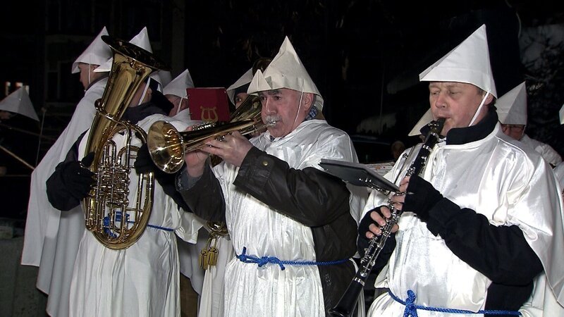 Heringsschmaus, Aschenkreuz, Fastentücher – das Ende des lauten Faschings und der Beginn der enthaltsameren Zeit haben sich gerade auf dem Land tief in das heimische Traditionsbewusstsein gegraben. Zum heurigen Aschermittwoch erklärt ORFIII in dieser Neuproduktion, welche Fastenriten es in den einzelnen Bundesländern gibt und wie sie gelebt werden. Gestalterin Marion Flatz zeigt unter anderem das Verhängen der Altarbilder mit violetten Tüchern in Kärntner Pfarren, ein Fastenrezept aus der Klosterküche des Stiftes Geras im Waldviertel und wie die Franziskanermönche im burgenländischen Frauenkirchen den Aschermittwoch begehen. Fasten ist heutzutage nicht nur mehr religiös unterlegt, sondern wird von vielen auch zum inneren Ausgleich praktiziert. – Bild: ORF