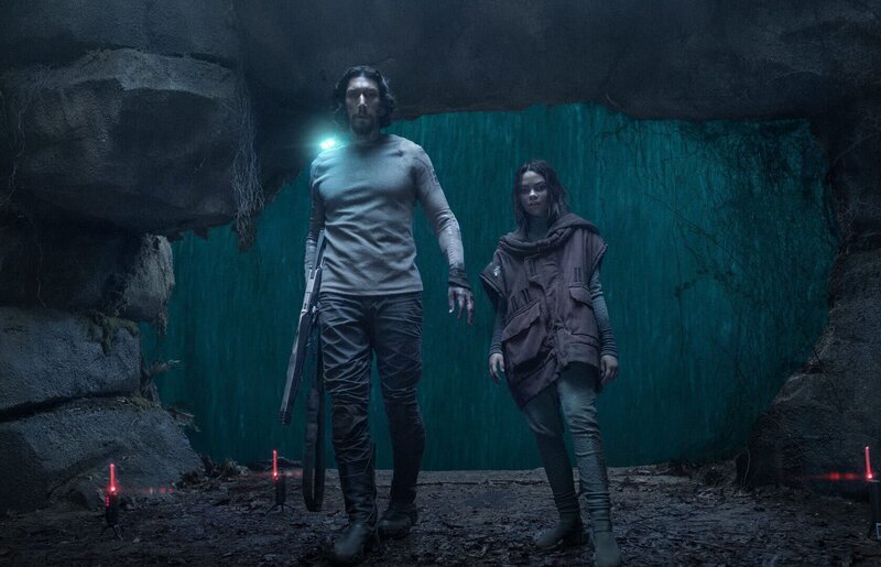Mills (Adam Driver) and Koa (Ariana Greenblatt) – Bild: Sony Pictures Mills (Adam Driver) and Koa (Ariana Greenblatt) – Bild: Sony Pictures