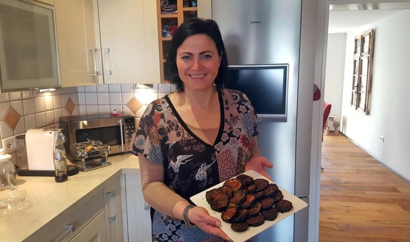 Gastgeberin Eva – Bild: Mediengruppe RTL