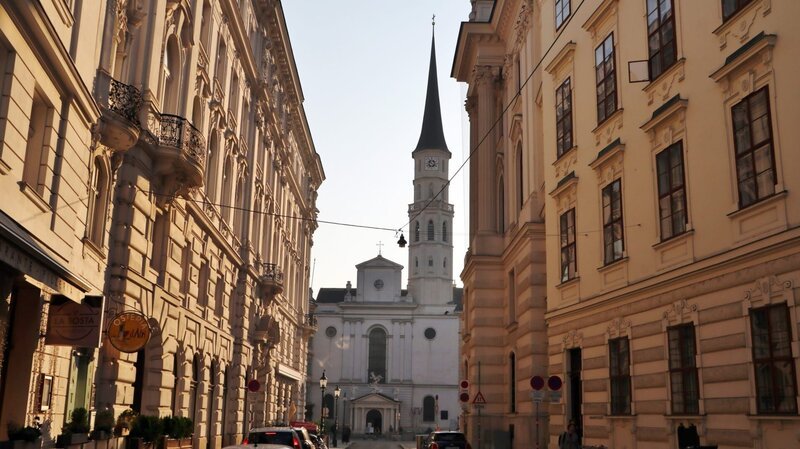 Michaelerkirche Außenansicht. – Bild: ORF/​emb film/​Robert Passini
