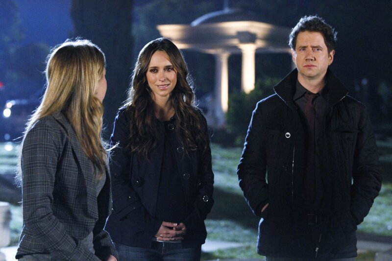 Ende gut, alles gut: Melinda (Jennifer Lovew Hewitt, M.) und Eli (Jamie Kennedy, r.) konnten Serenas (Alexa Vega, l.) Eltern zu einem klärenden Gespräch bewegen. – Bild: ABC Studios