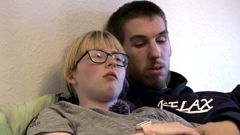 Bei Maik und Jasmin dreht sich alles um den Umzug in das Eltern-Kind-Heim. Der 21-Jährige wird mit Sohn Lennox an Stelle seiner Ehefrau in die betreute Wohneinrichtung ziehen – Bild: RTLZWEI