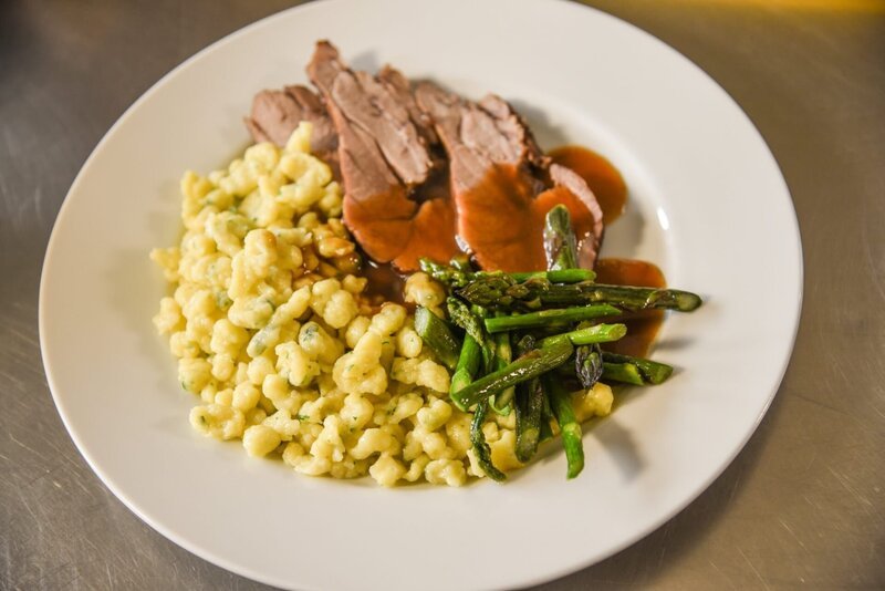 Frischlingsschlögel mit Bärlauchspätzle und Spargel. – Bild: ORF/​Produktion West/​Gerhard Mader